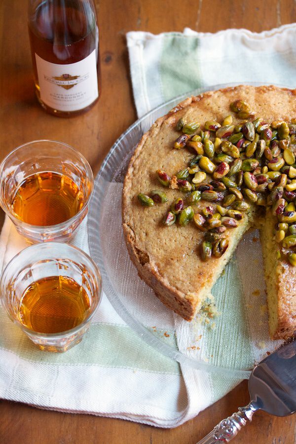 Pistachio cake with wine