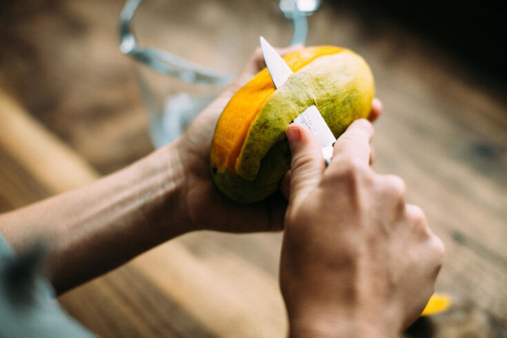 Slicing mango