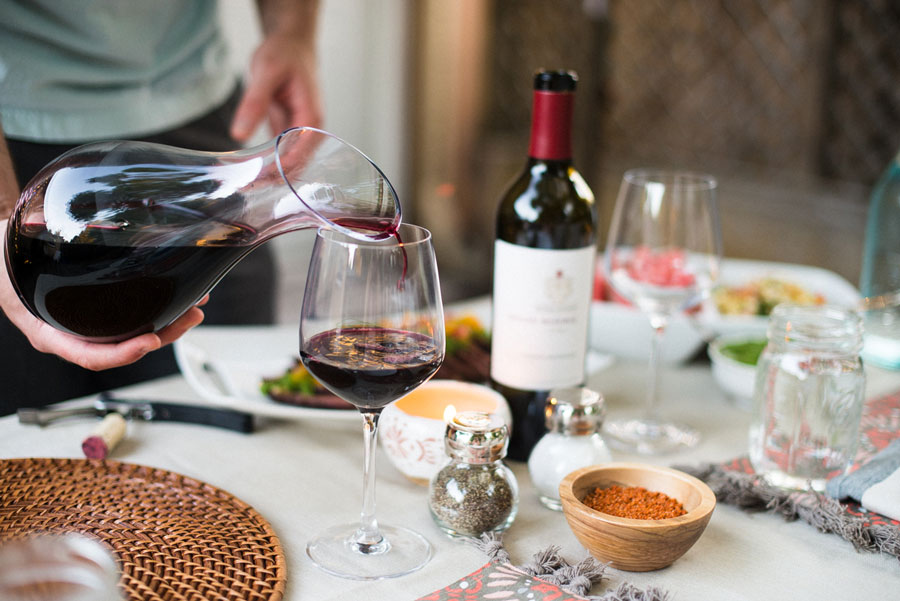 Decating red wine