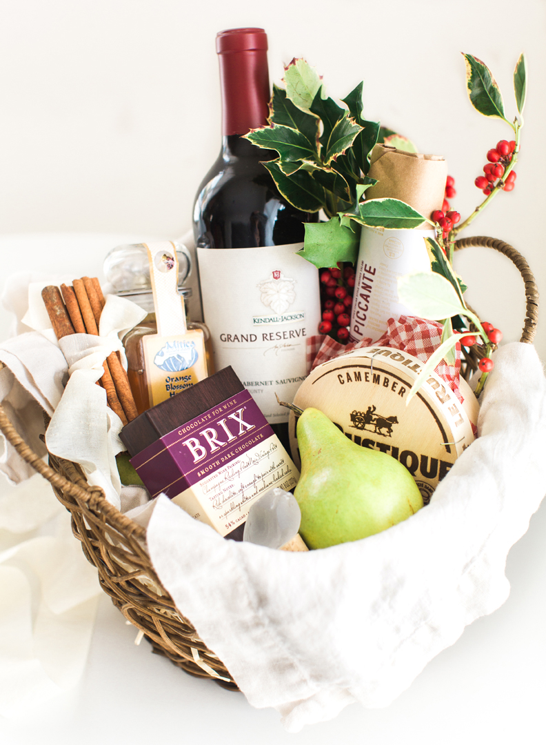 Don't show up to your holiday party empty handed. Learn how to make a simple, yet luxurious gift basket — with a fun geode wine stopper surprise inside! #DIY