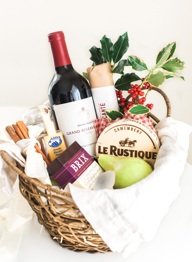 Don't show up to your holiday party empty handed. Learn how to make a simple, yet luxurious gift basket — with a fun geode wine stopper surprise inside! #DIY