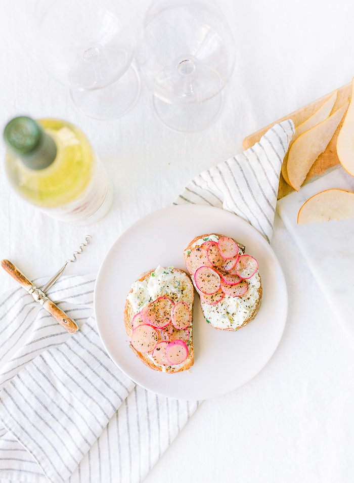 This Radish & Goat Cheese crostini's combination of creamy goat cheese, crisp radishes, and moments of chives makes for the perfect appetizer as we transition into warm(er) weather. #recipe