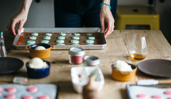 Making your own macarons can be a bit of work, but when you're doing it with friends, it truly is a party. #recipe