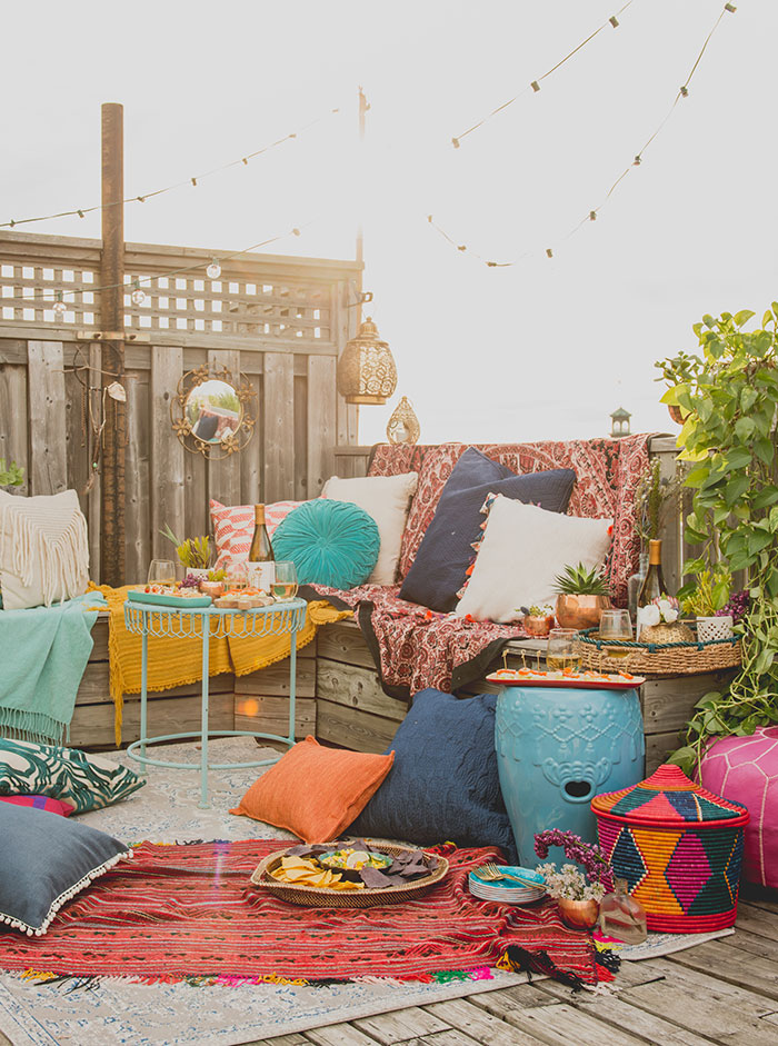 Melissa here from The Sweet Escape to share with you a dreamy Boho inspired summer sunset affair I had on my very own rooftop patio.