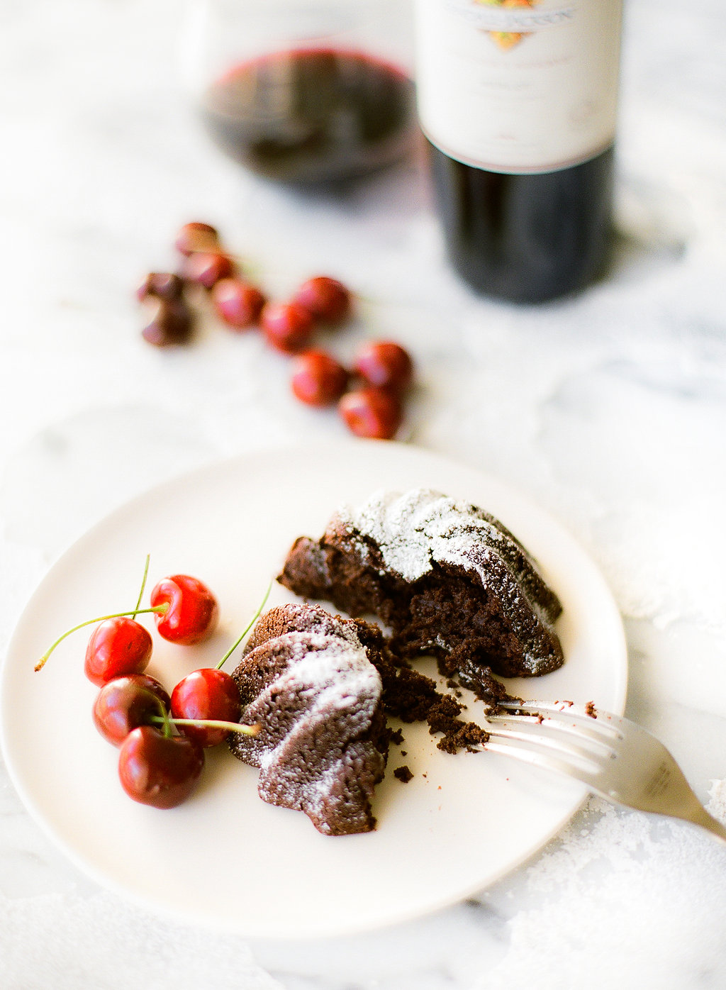 This flourless chocolate cake is perfect for entertaining in the backyard, a slam-dunk for a potluck or just a tasty dessert for a night in at home. #recipe