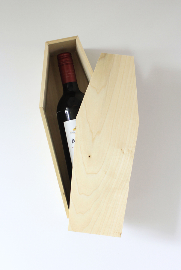 This Wine Coffin for Halloween #DIY is such a fun way to take a classic hostess gift (a bottle of wine) and turn it into something even more special.