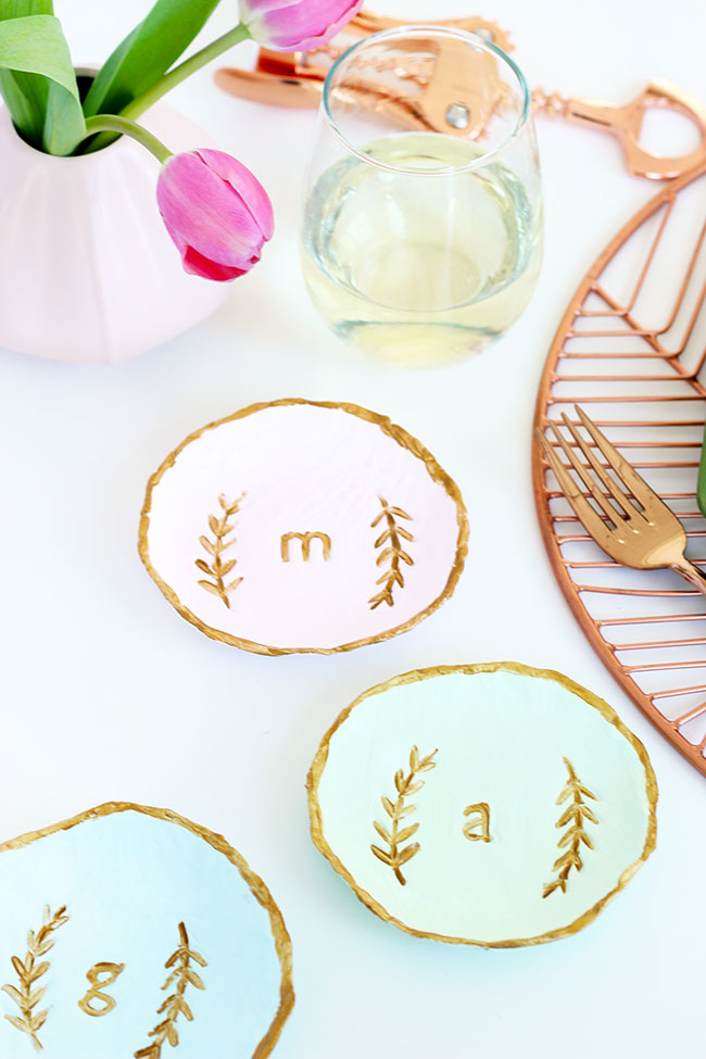 This adorable #DIY clay dish place setting doubles as a place setting and a gift for your guest to bring home.