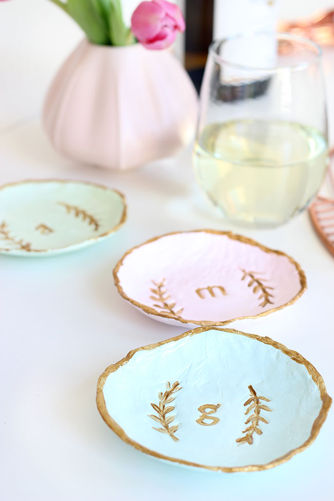 This adorable DIY clay dish place setting doubles as a place setting and a gift for your guest to bring home.