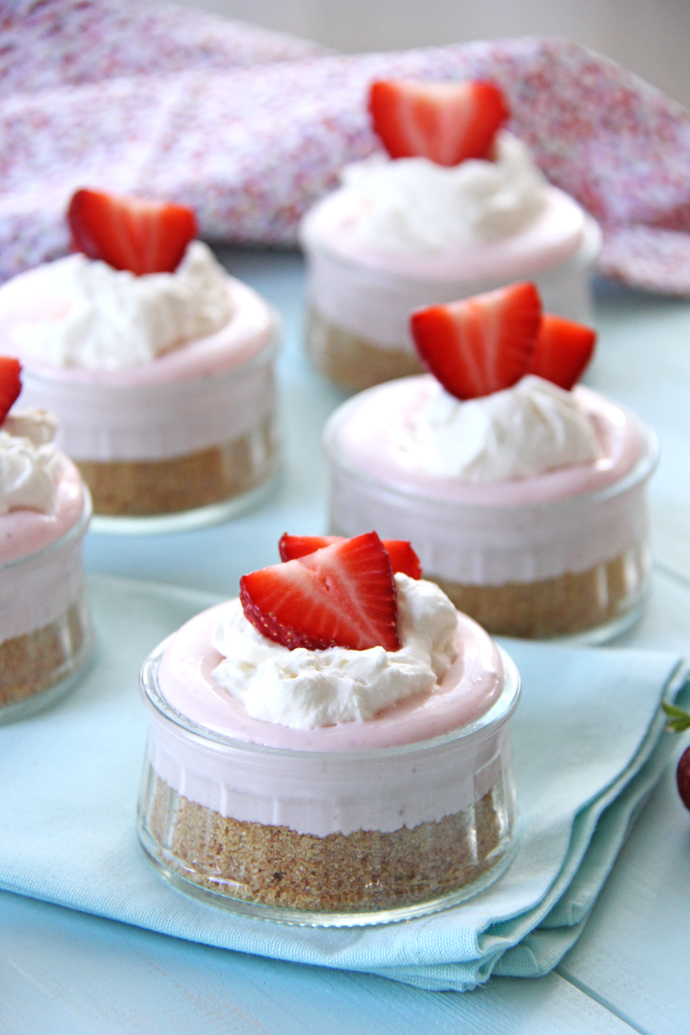 These cheesecakes are so simple to make, but they're gorgeous and look so pretty no one will even know you spent about half an hour putting them together!