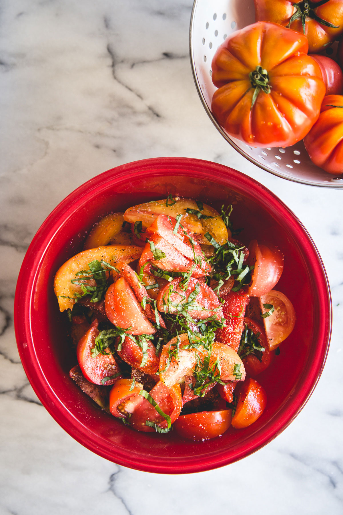 To highlight the heirloom tomato and let it speak for itself, we want to share this stunning heirloom tomato & mozzarella salad recipe with you! This bright summer salad is perfect for outdoor barbecues, a date night in or with a nice side of grilled beef.