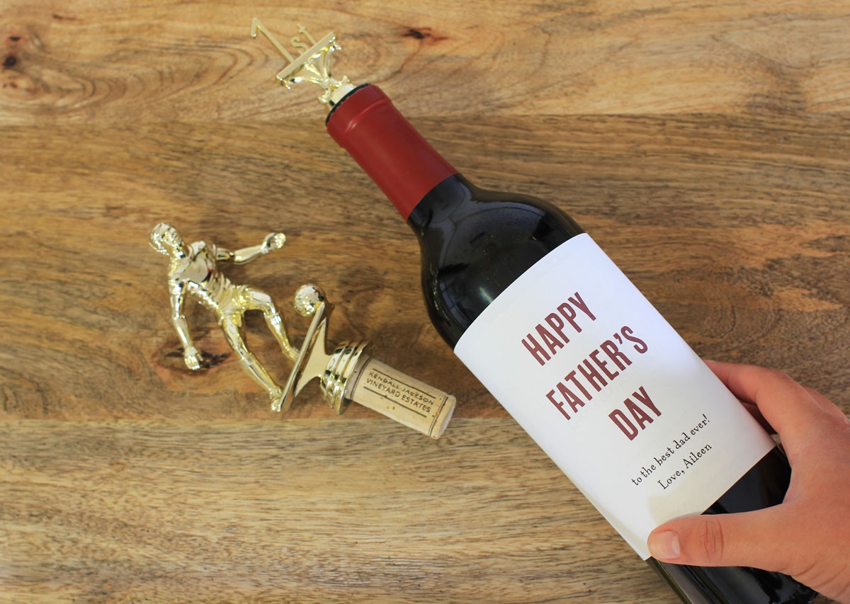 Have you found your dad a gift yet? If not, we have an easy, last-minute idea for you: #DIY Father's Day Trophy Wine Stoppers.